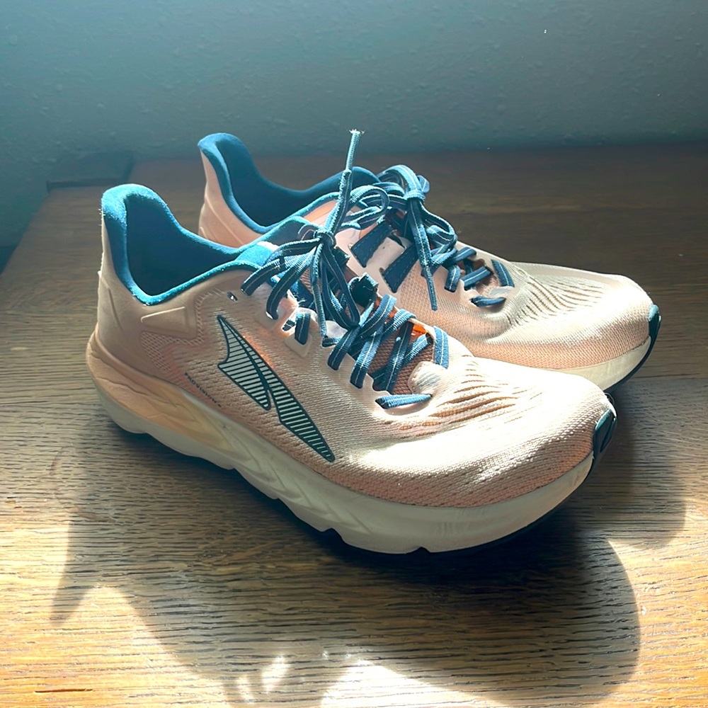 Womens Altra Provision 6 shoes size 9 in great condition, very lightly worn.